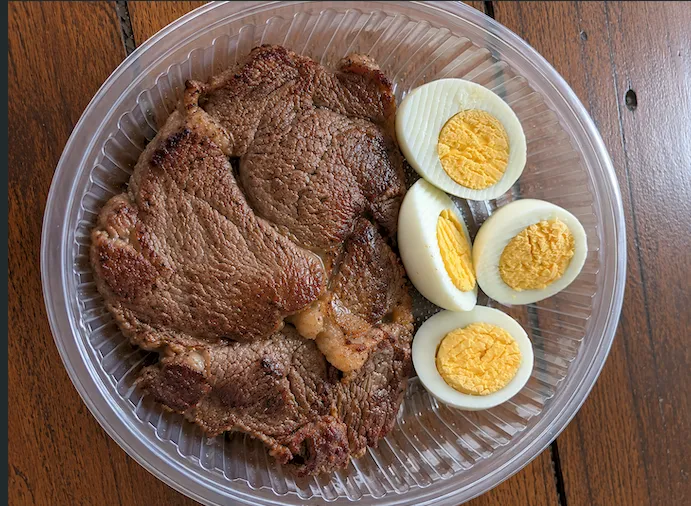 Bife de lomo con huevo duro