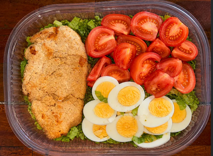 Supremas de pollo con ensalada y huevo duro