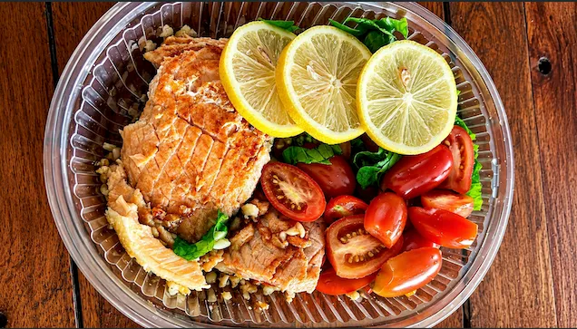Salmon con ensalada de rucula y cherry