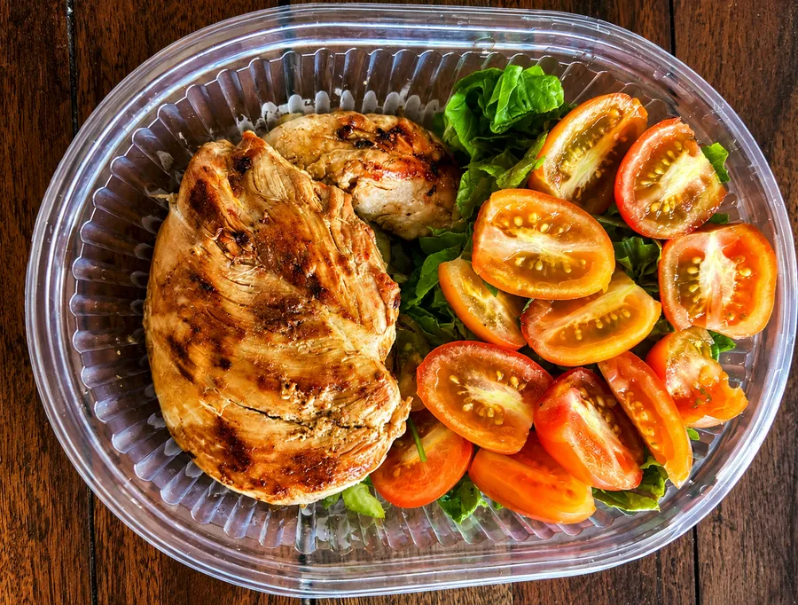Pechuga de pollo con ensalada de rucula y cherry