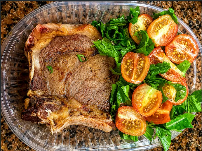 Costeleta con ensalada de rucula y cherry